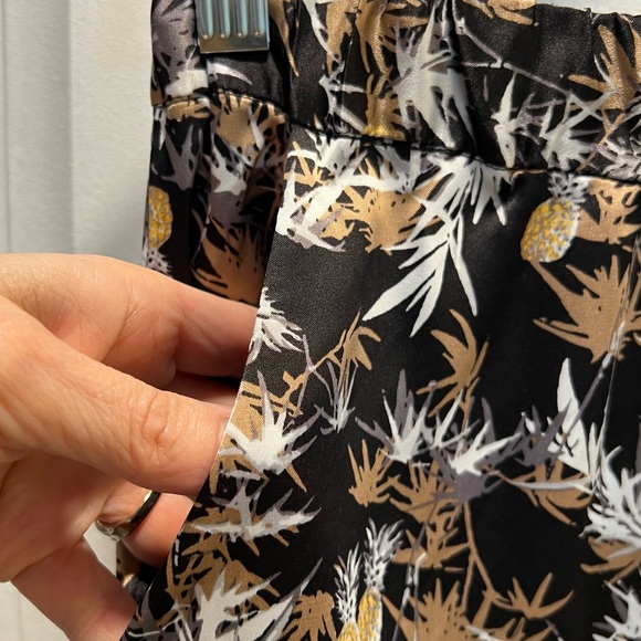 Peter Som Design Nation Women’s
Black Tropical Pineapple Print Jogger Pants. - Picture 6 of 10